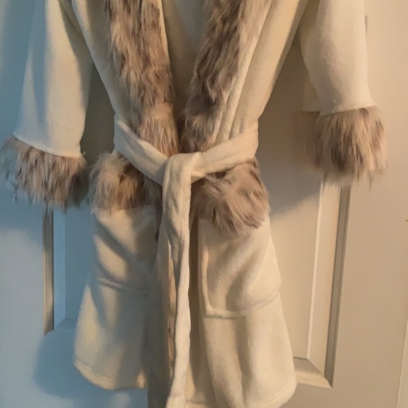 PB Teen Fur Detail Robe - Picture 3 of 7